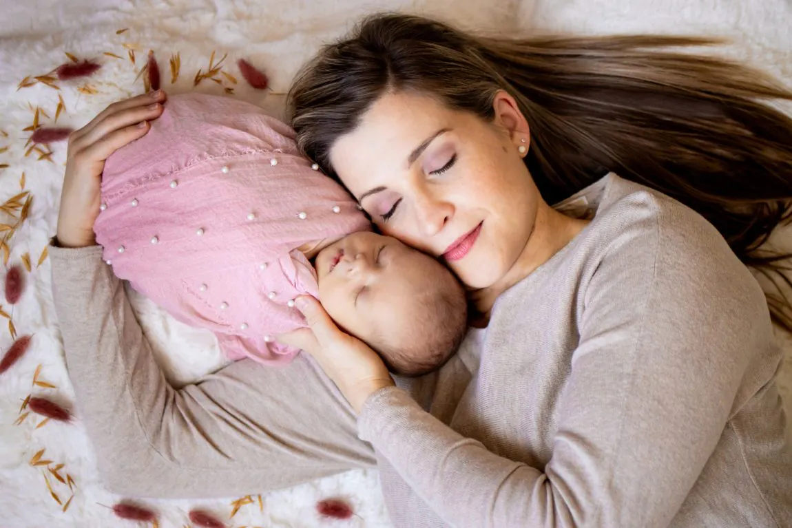 Newborn hug photo session