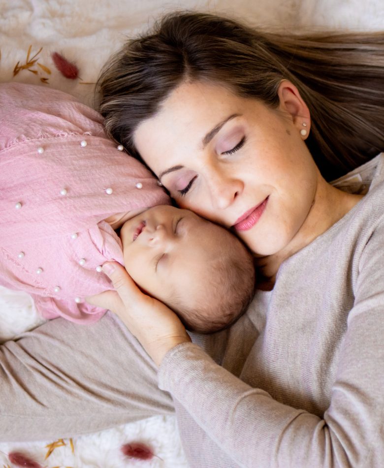 Newborn hug photo session