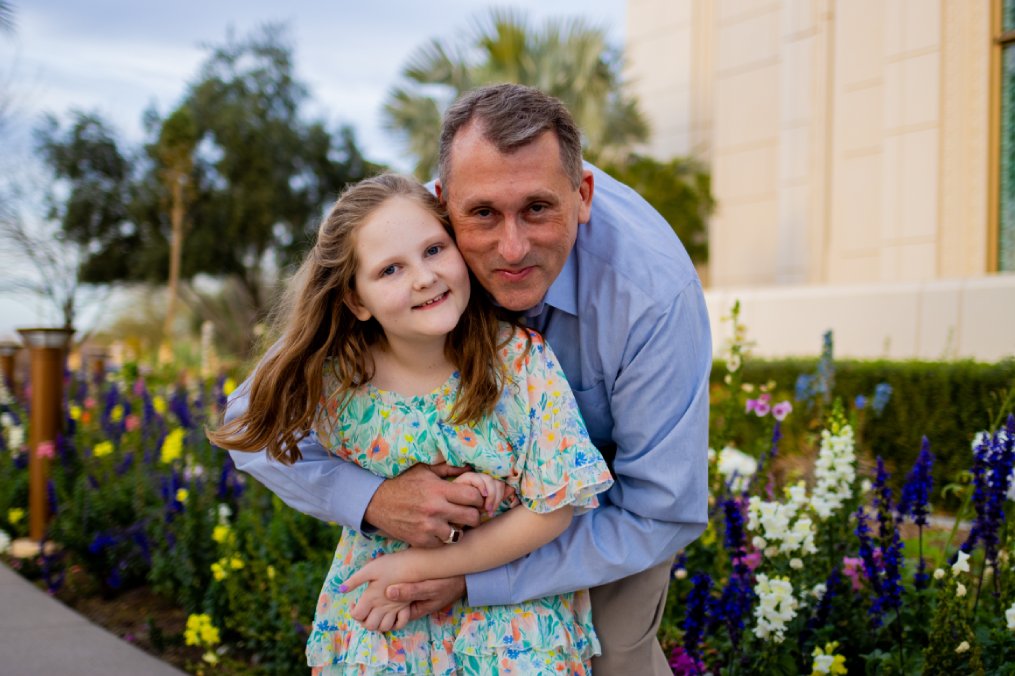 How long do family photos take: father hugging his daughter in a candid moment